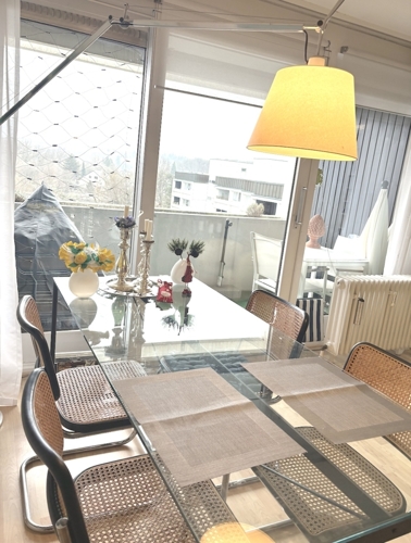 Essbereich mit Blick zum Balkon