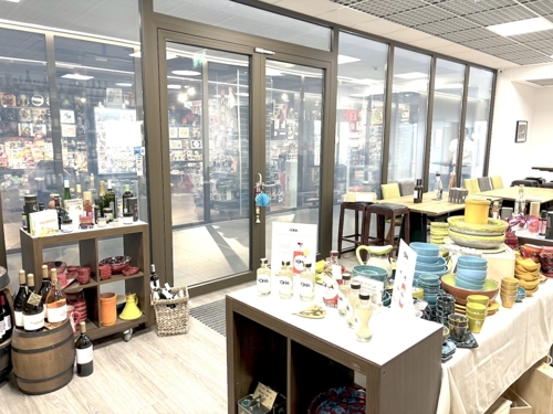 Große Schaufensterfläche zur Passage