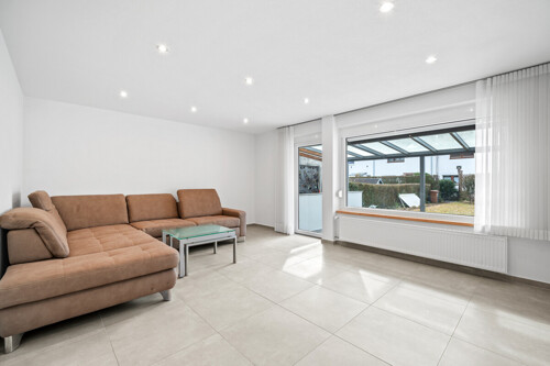 Wohnzimmer mit Zugang zur überdachten Terrasse