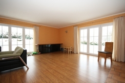 60 m² Living-Bereich mit großen Flügeltüren zur 70m² SW-Eckterrasse