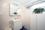 2016 modernisiertes Tageslichtbad mit Dusche, Waschtisch, WC