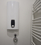 Elektronischer Durchlaufherhitzer, eigene Wasseruhr und moderner Heizkörper im Bad