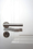 Weiße Türen mit Drückergarnituren in Edelstahloptik