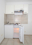 Neue Kitchenette mit Kühlschrank, Spüle, Herdplatten und Dunstabzugshaube