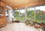 Wohnraum 1 EG mit wandhohen Fensterflächen und Zugang zum gepflegten Garten in Südlage