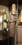 Künstlerisch gestalteter Messingtürgriff auf Glastür zum Essbereich/Kaminzimmer
