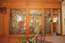 Blick auf die kunstvoll gestaltete Trennwand zwischen Essecke/Living