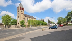 Zentralplatz in Mausbach mit Kirche unweit der Wohnung