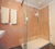Übergroße Dusche im Masterbad mit ebenerdigem Einstieg und Duschabtrennung in Echtglas