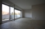 Wohnzimmer mit großer Tür zur Loggia