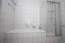 Badewanne und Dusche im Sanitärbereich
