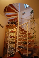 Wendeltreppe von der Diele zum Wohnzimmer