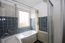 Tageslichtbad mit Wanne, Dusche und Waschtisch