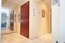 Geschmackvoll gestalteter Dielenbereich mit Downlights