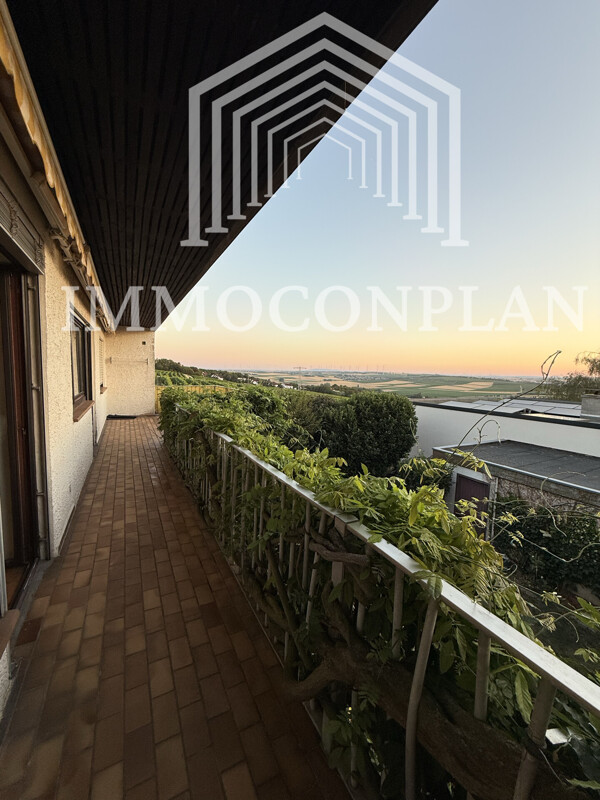 Balkon mit Ausblick über Rheinhessen