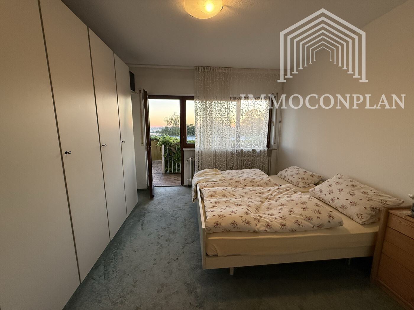 Schlafzimmer mit Zugang Balkon