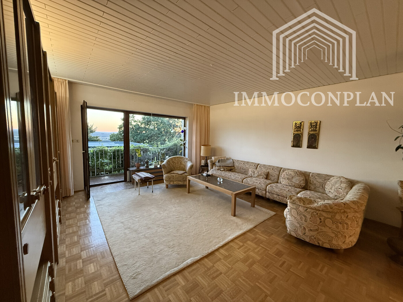 Wohnzimmer mit Zugang zum Balkon