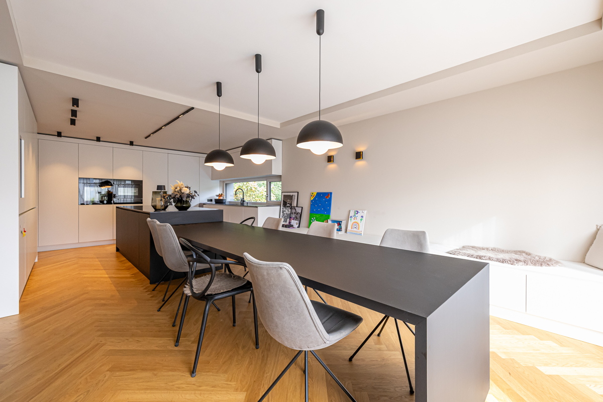 Blick vom Esszimmer zur Küche