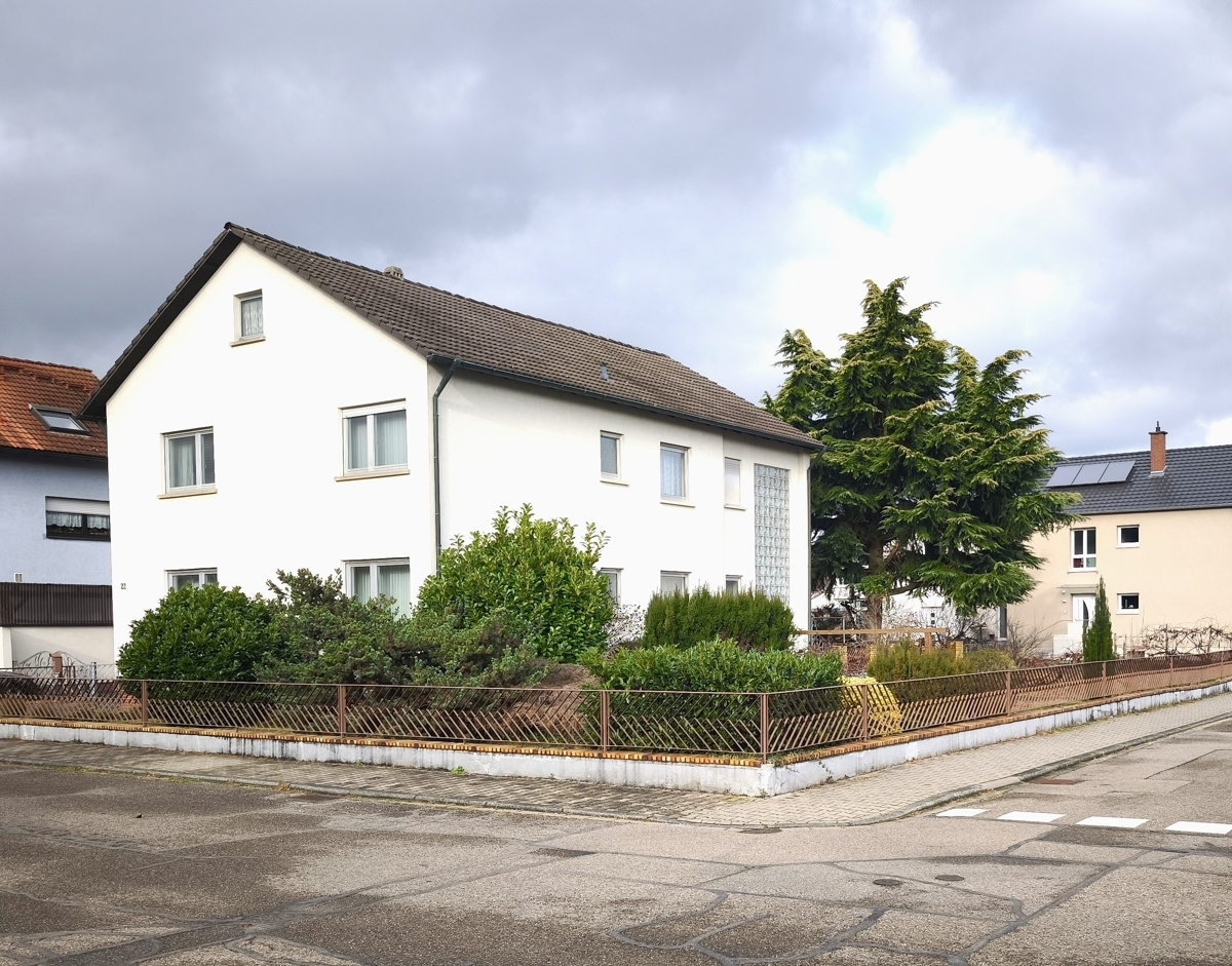 Vorder- und Seitenansicht