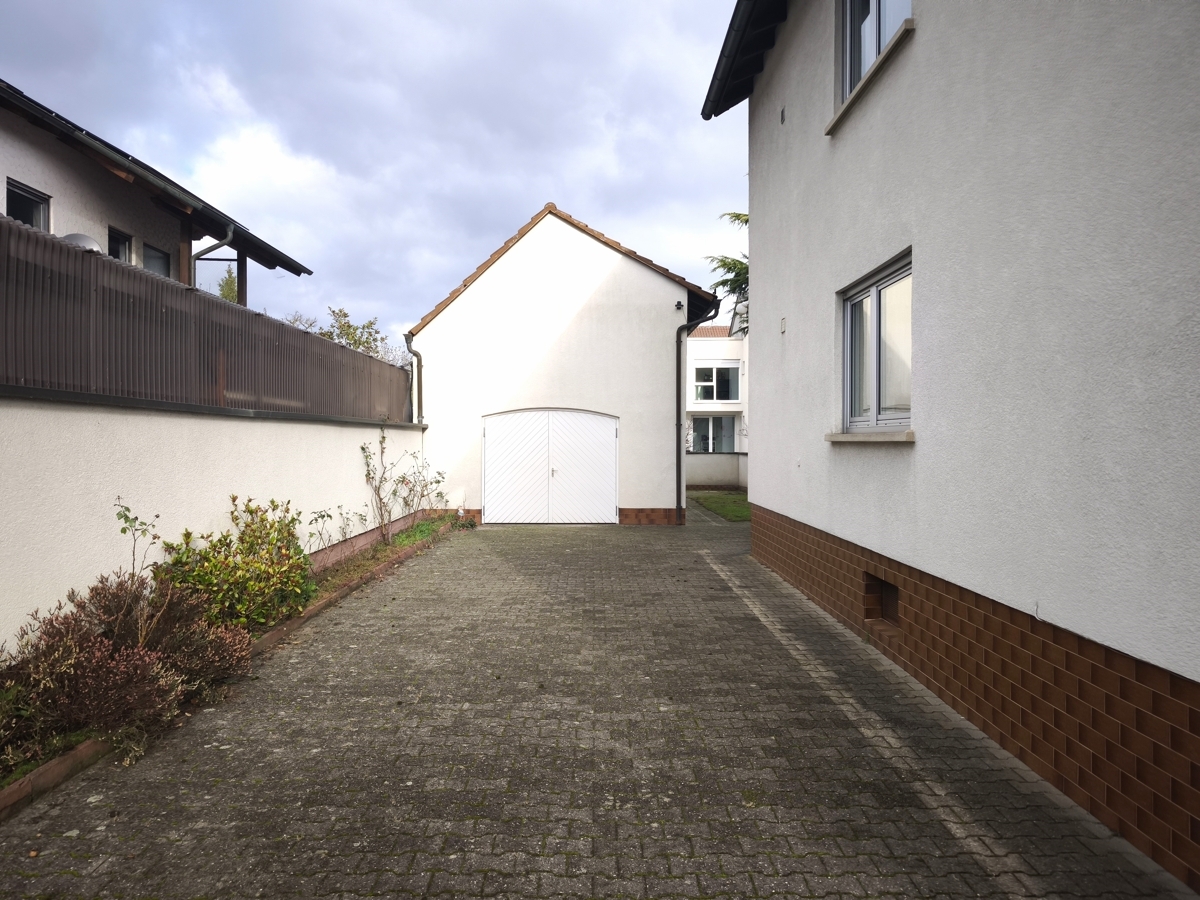 Hofeinfahrt mit Garage