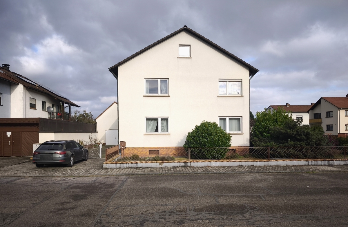 Vorderansicht mit Hofeinfahrt