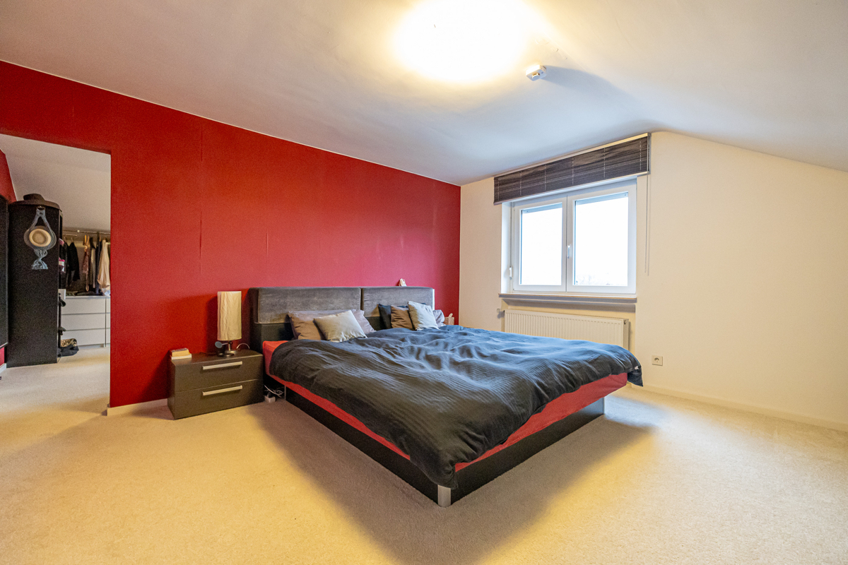 Schlafzimmer DG mit angrenzender Ankleide