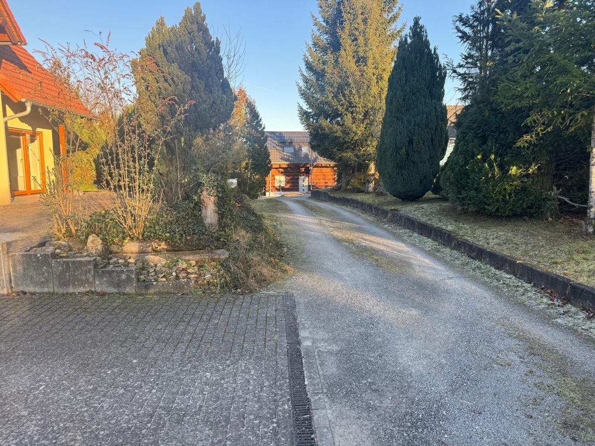 Außenbereich mit Privatweg