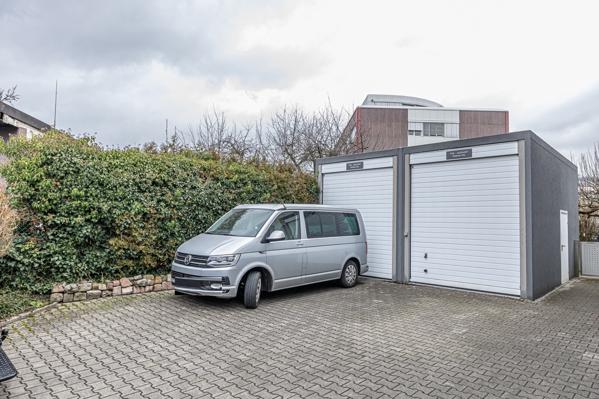 Einzelgaragen mit elektrischen Rolltoren