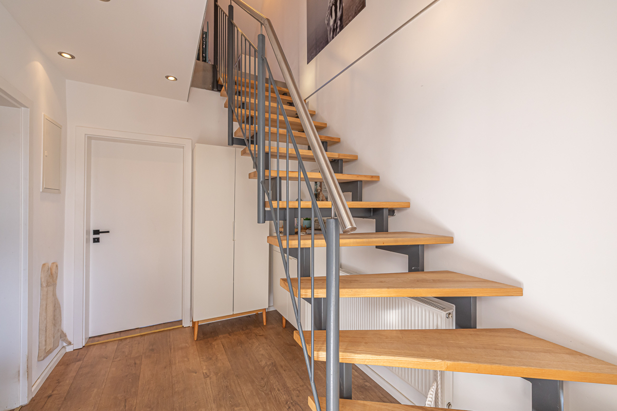 Diele OG mit Aufgang zum DG