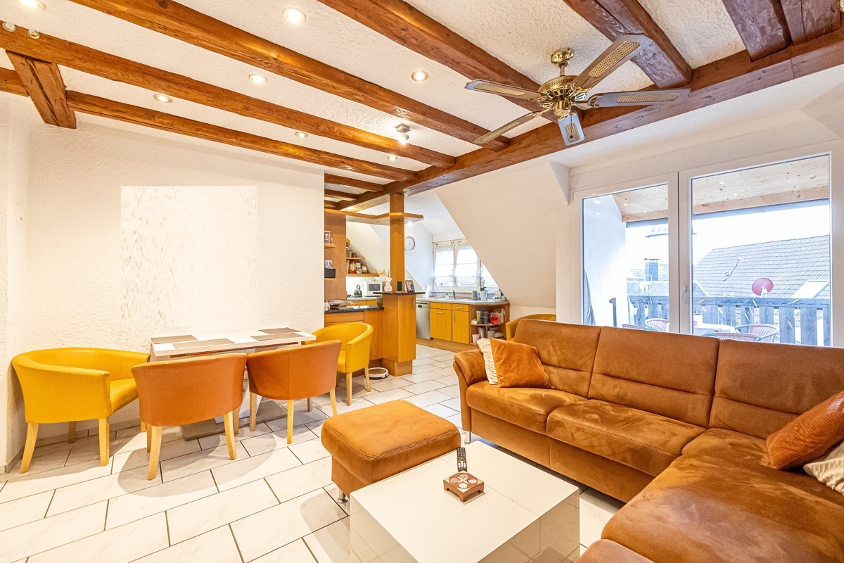 Wohn- und Esszimmer mit offener Küche