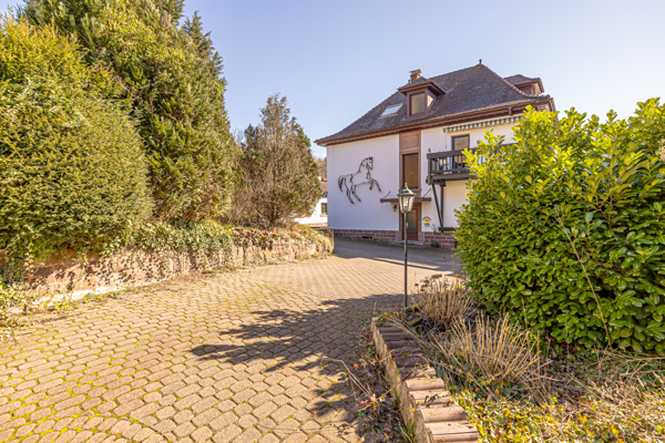 Hausansicht mit Einfahrt