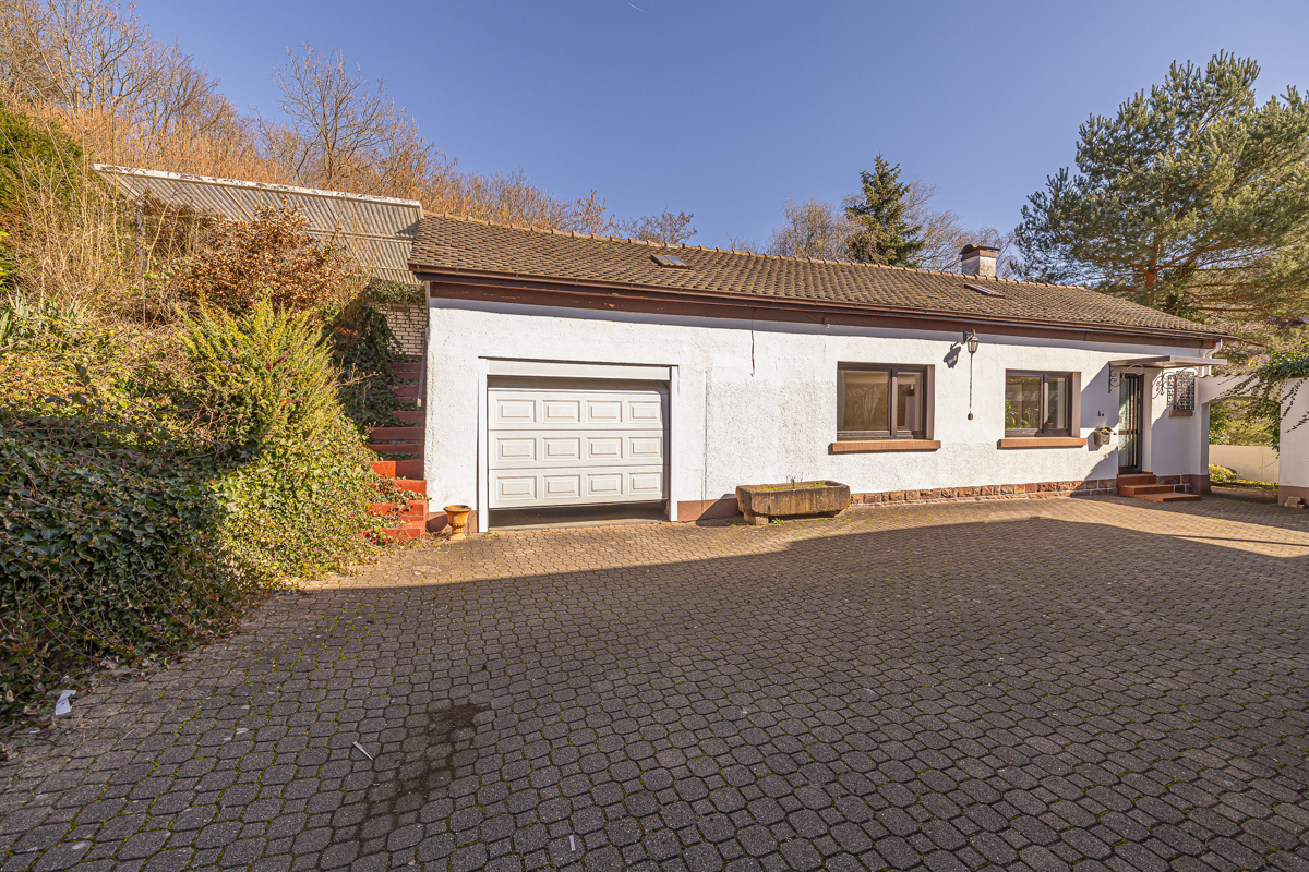 Nebengebäude mit Garage