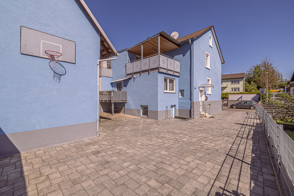 Hausansicht mit Hoffläche