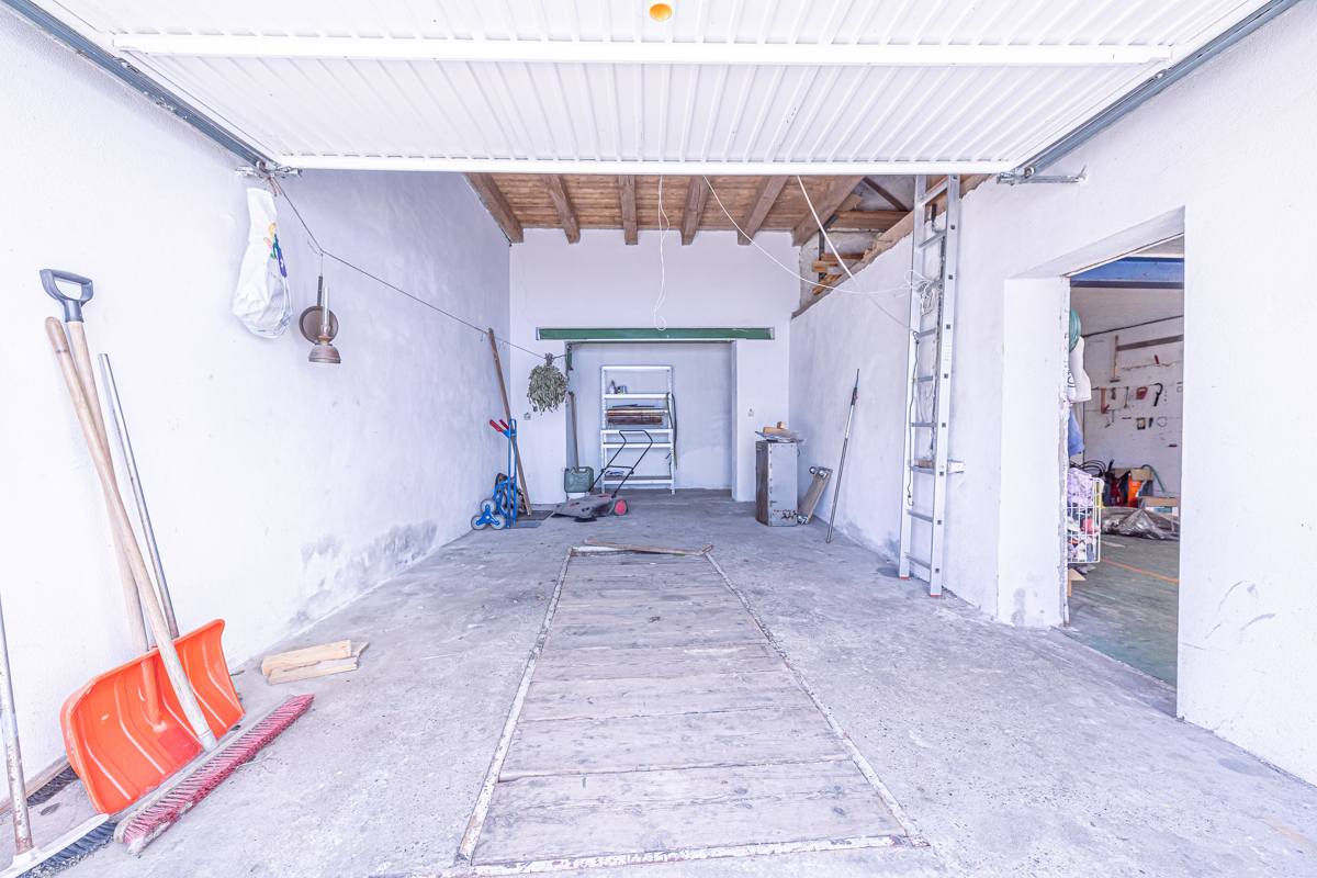 Garage mit Werkstattgrube