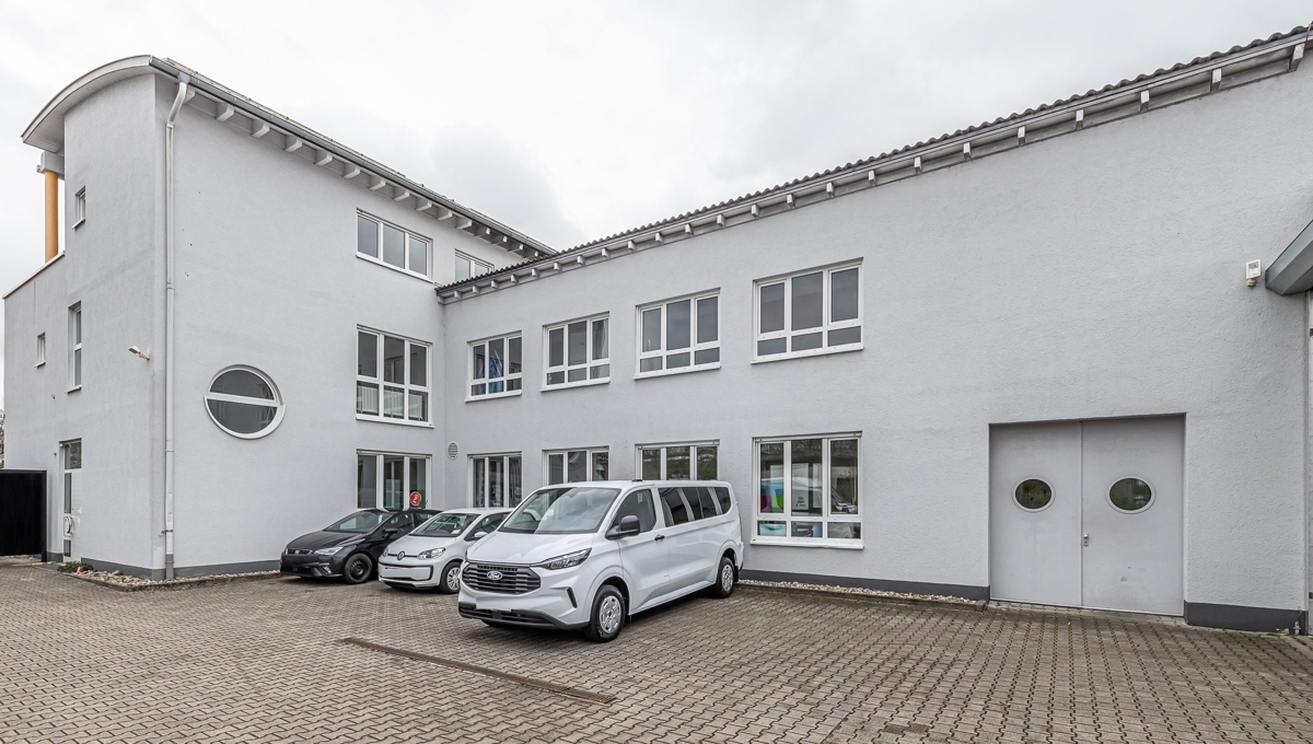 Hallenerweiterung mit Bürofläche und Penthouse