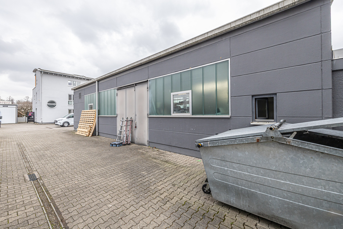 Werk- oder Lagerhalle mit Blick auf die Hoffläche