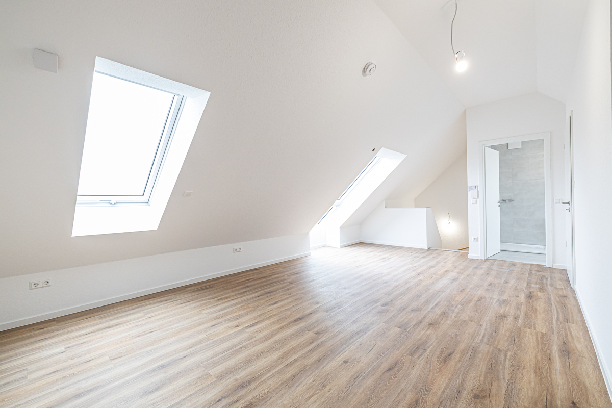 2te Ebene mit Blick in Bad