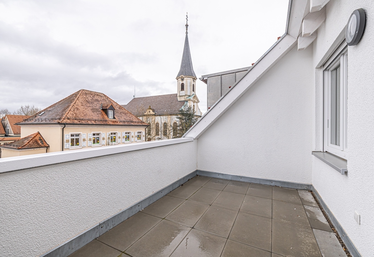 Loggia mit Blick auf die Kirche