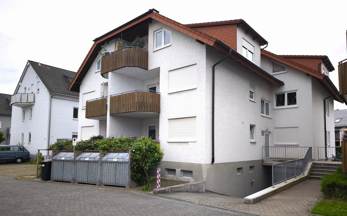 Hausansicht mit Tiefgarageneinfahrt