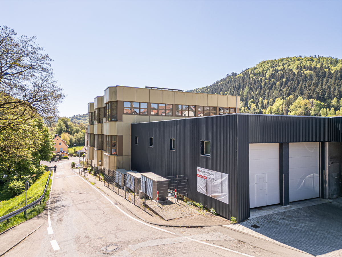 Außenansicht mit neuen Rolltoren und neuer Heizungsanlage