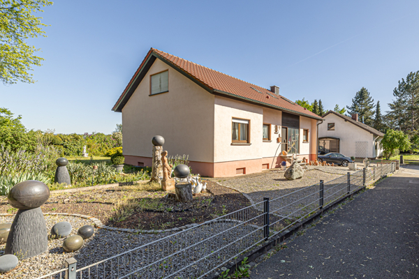 Hausansicht mit Vorgarten und Blick in den Garten