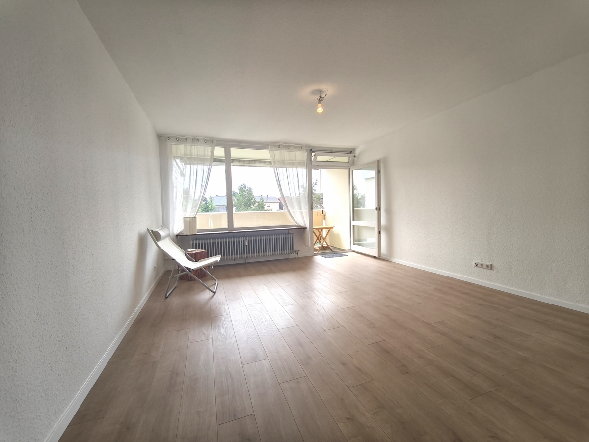 Wohnbereich mit Blick auf den Balkon
