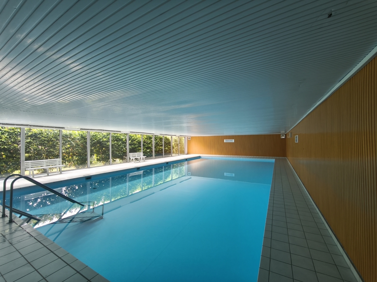 Gemeinschaftlicher Indoor-Pool mit Saunabereich