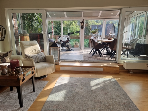 Einrichtungsbeispiel Wohnzimmer und Wintergarten