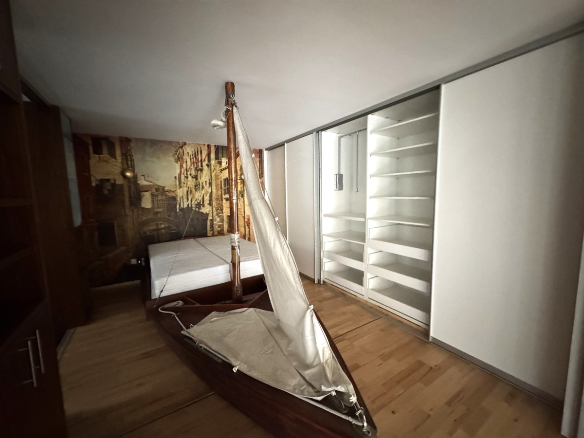 Schlafzimmer offen
