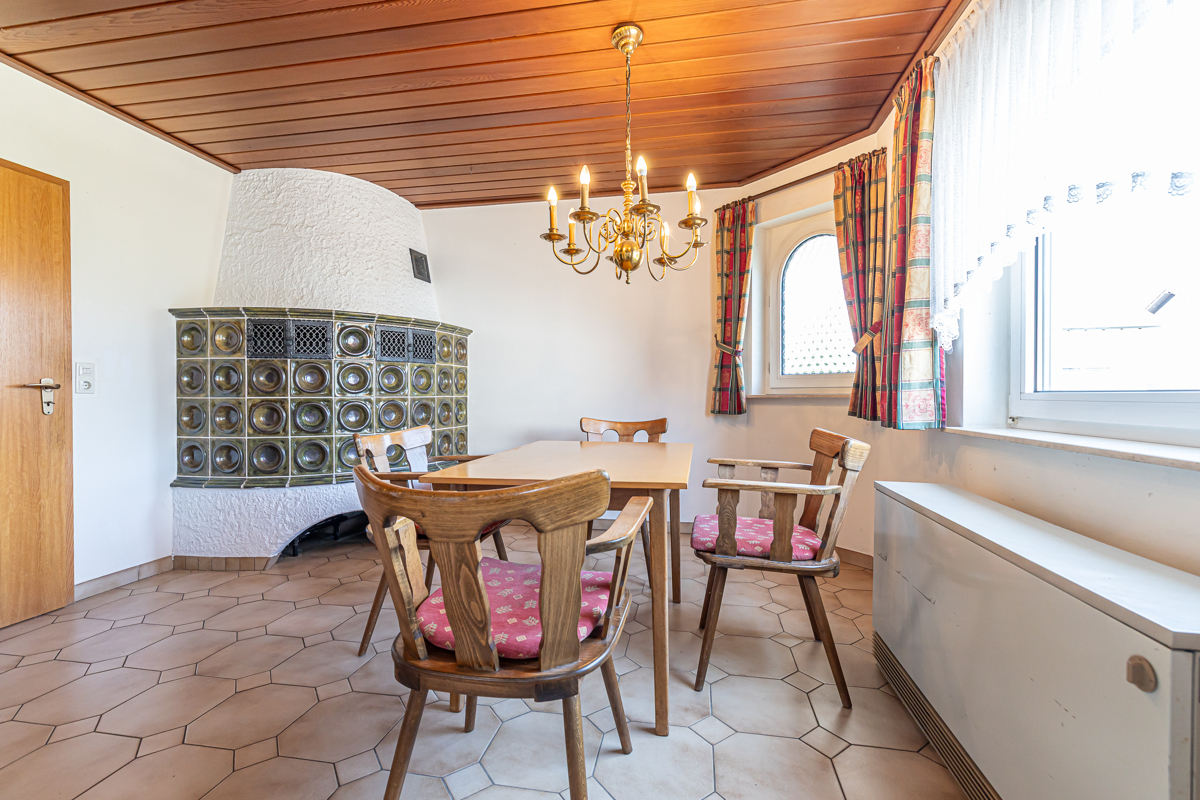 Esszimmer mit Kachelofen