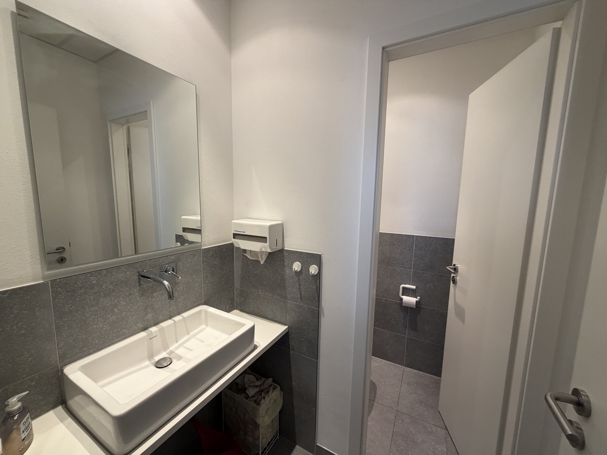WC mit Waschbecken