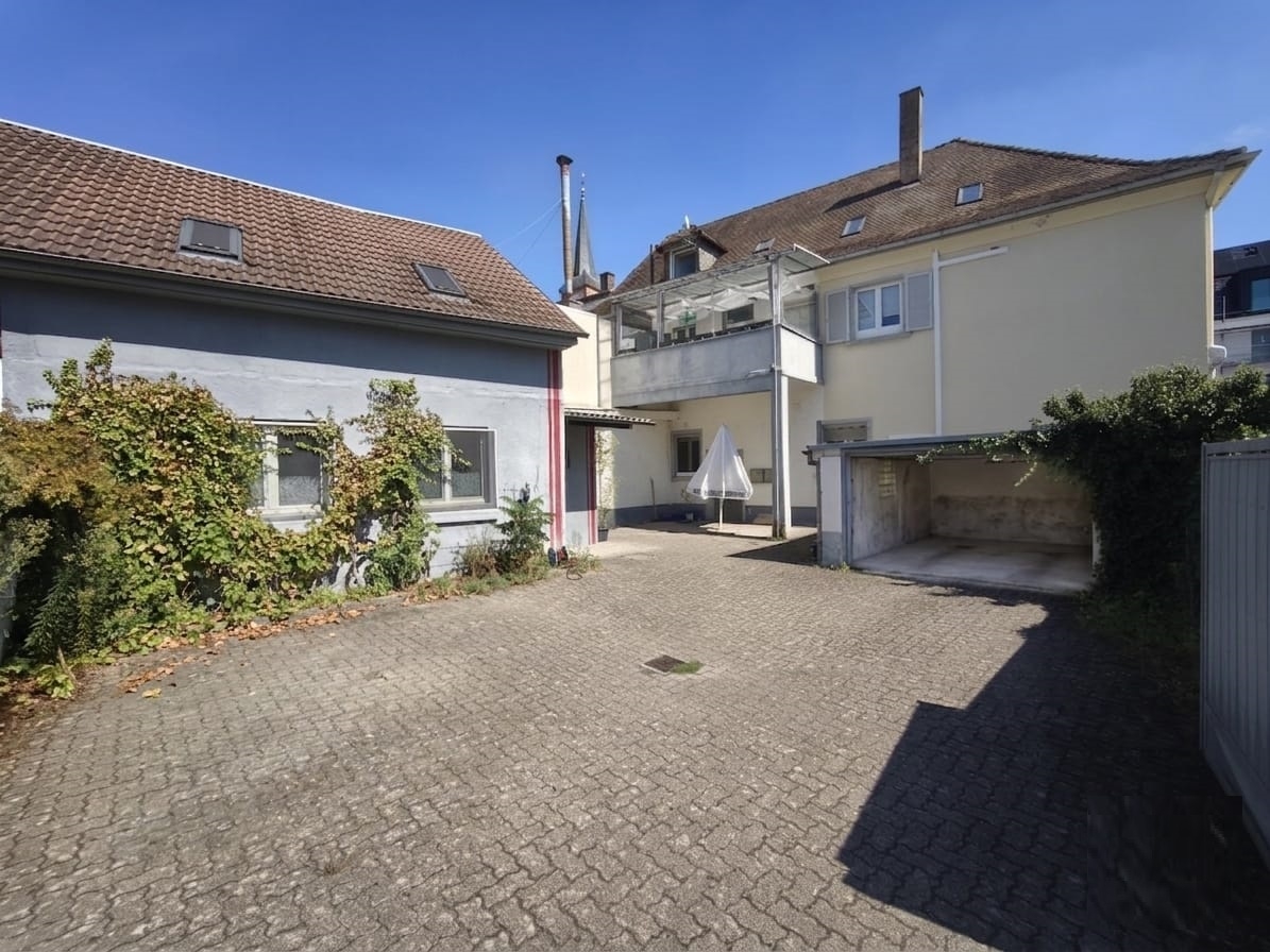Innenhof mit Garage und PKW-Stellplätzen