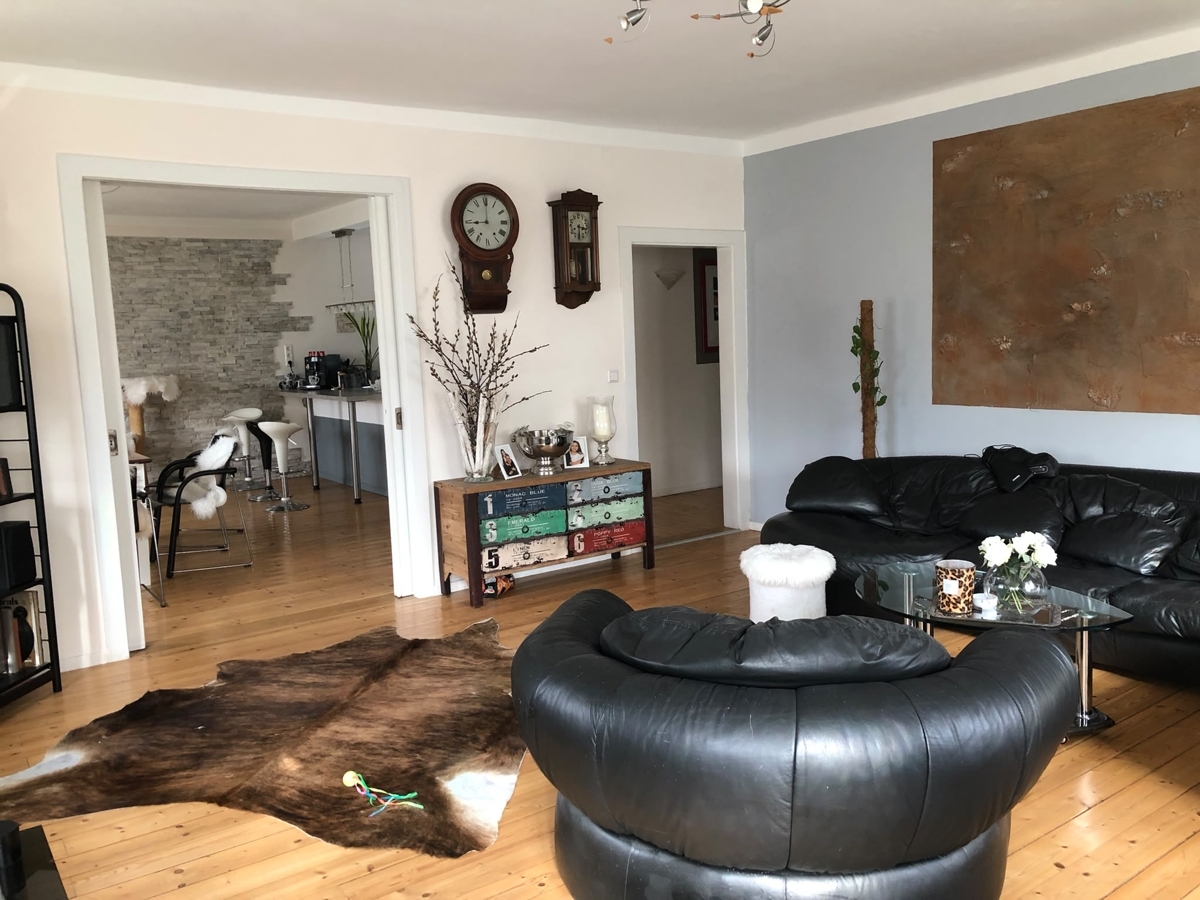 Wohnzimmer mit Blick in das Esszimmer_OG