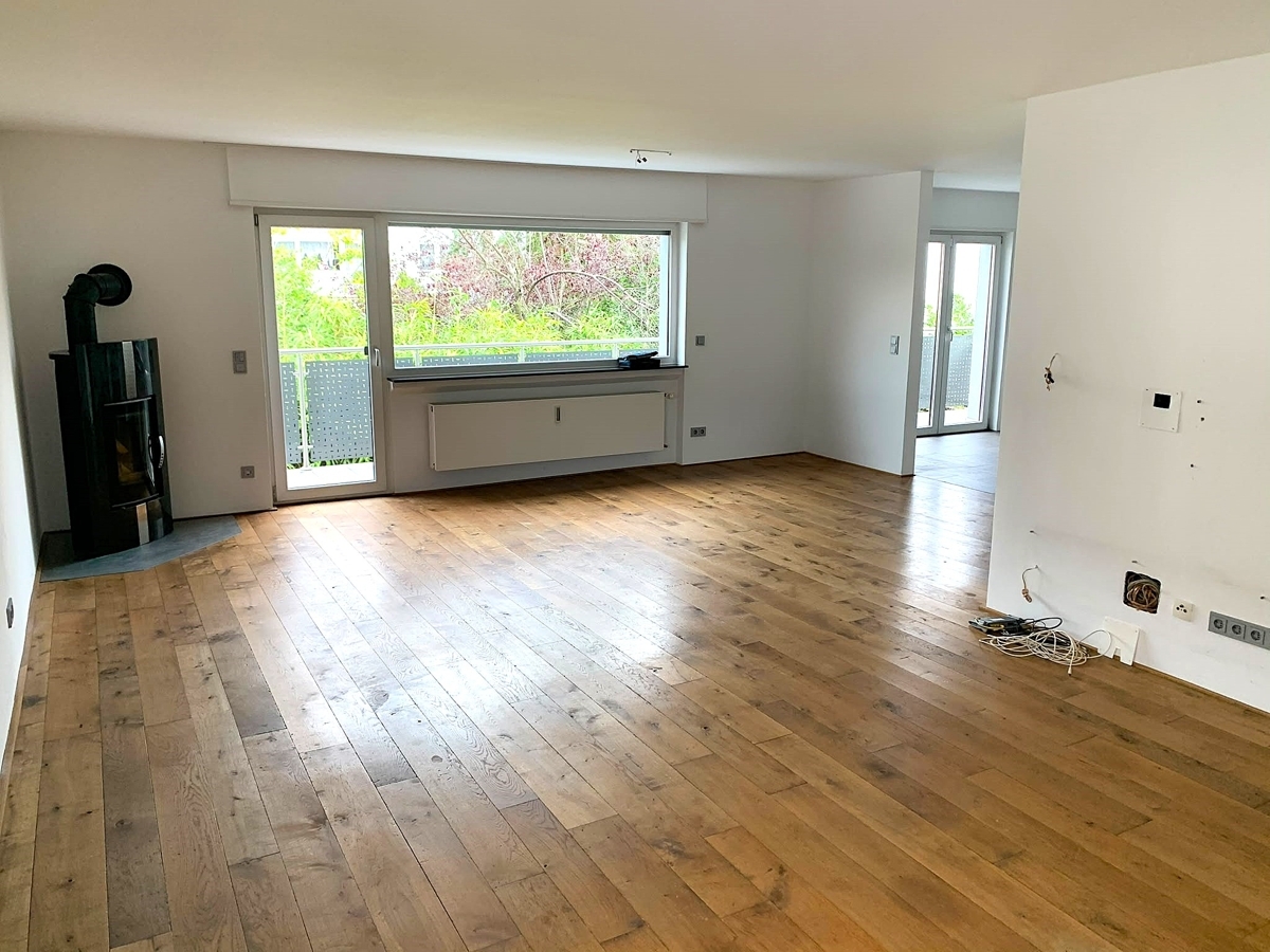 Offener Wohn- und Essbereich mit Holzofenkamin
